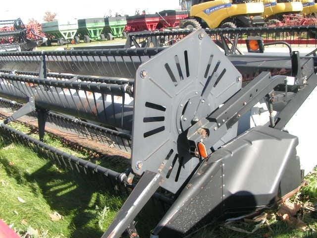 1999 Gleaner 800 Equipment Image0