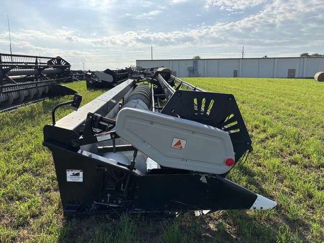 Image of Gleaner 800 equipment image 3