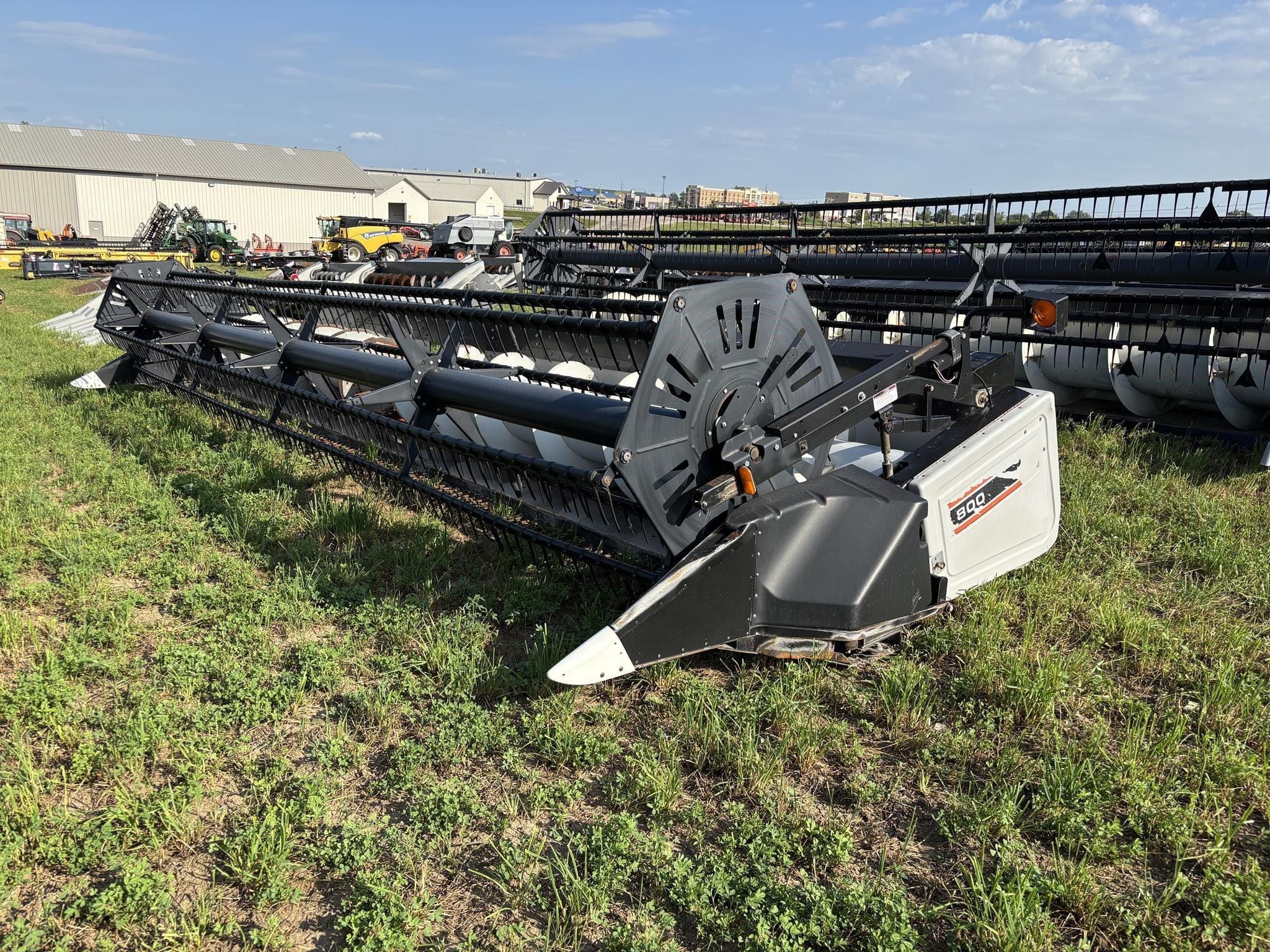 1999 Gleaner 800 Equipment Image0