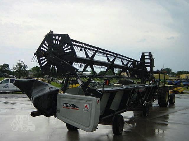 Image of Gleaner 830 equipment image 1