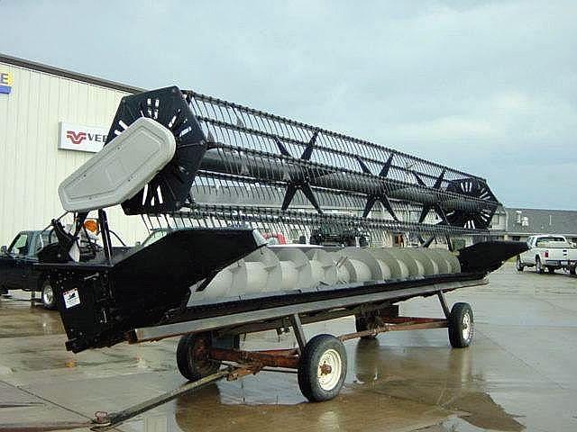 Image of Gleaner 830 equipment image 4
