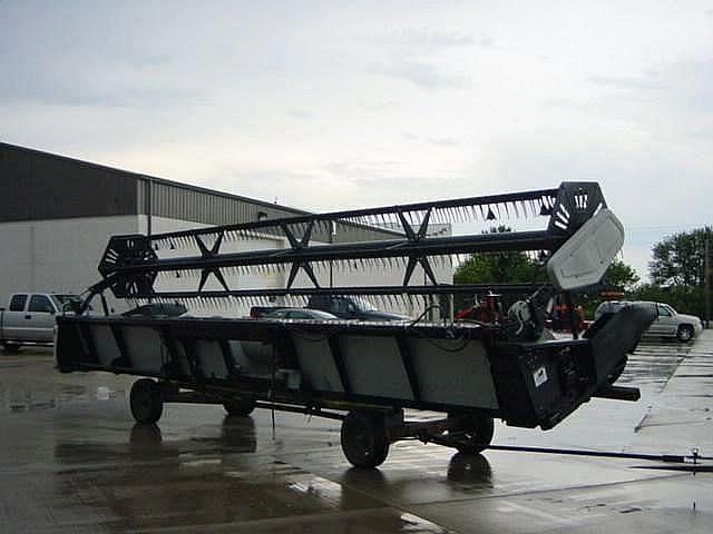 Image of Gleaner 830 equipment image 1