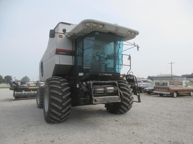 Image of Gleaner R62 equipment image 3