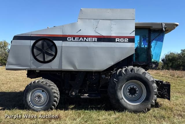 Image of Gleaner R62 equipment image 3