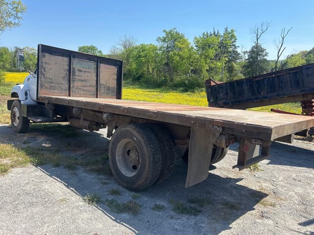 Image of GMC C7500 equipment image 3