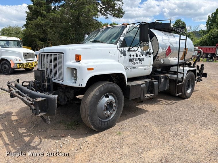 1999 GMC C7500 Equipment Image0