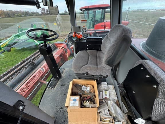 Image of Hesston 8450 equipment image 4