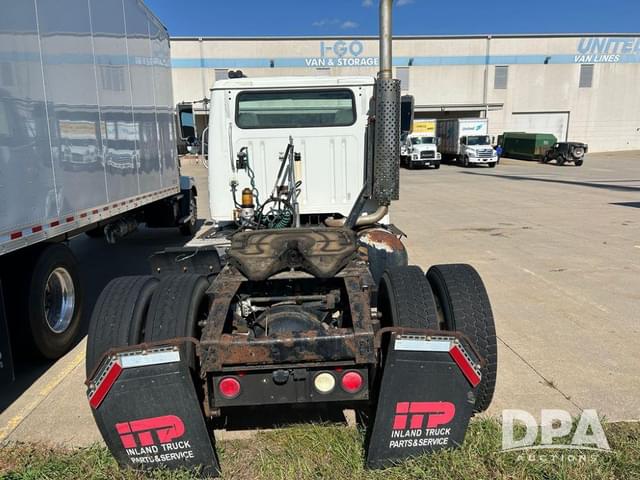 Image of International 8100 equipment image 4