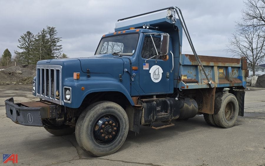 1999 International 2574 Equipment Image0