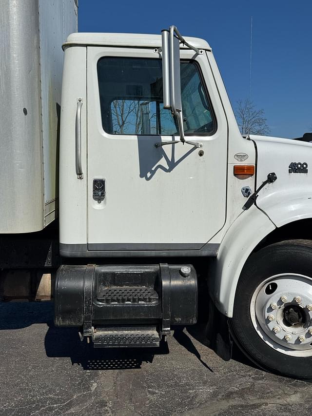 Image of International 4700 equipment image 4
