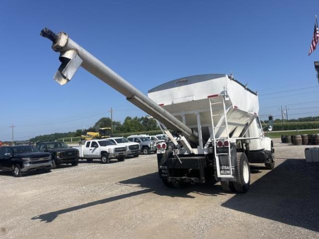 Image of International 4900 equipment image 3