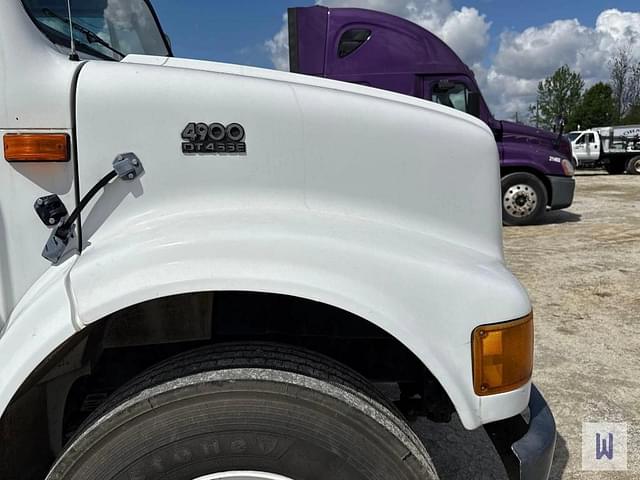 Image of International 4900 equipment image 3