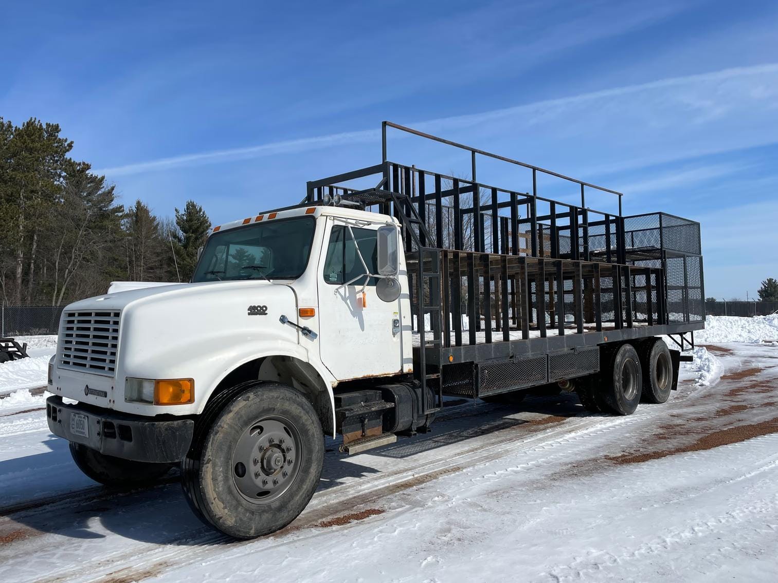 1999 International 4900 Equipment Image0
