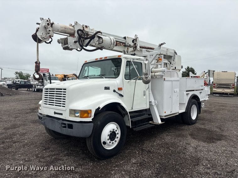 1999 International 4900 Equipment Image0