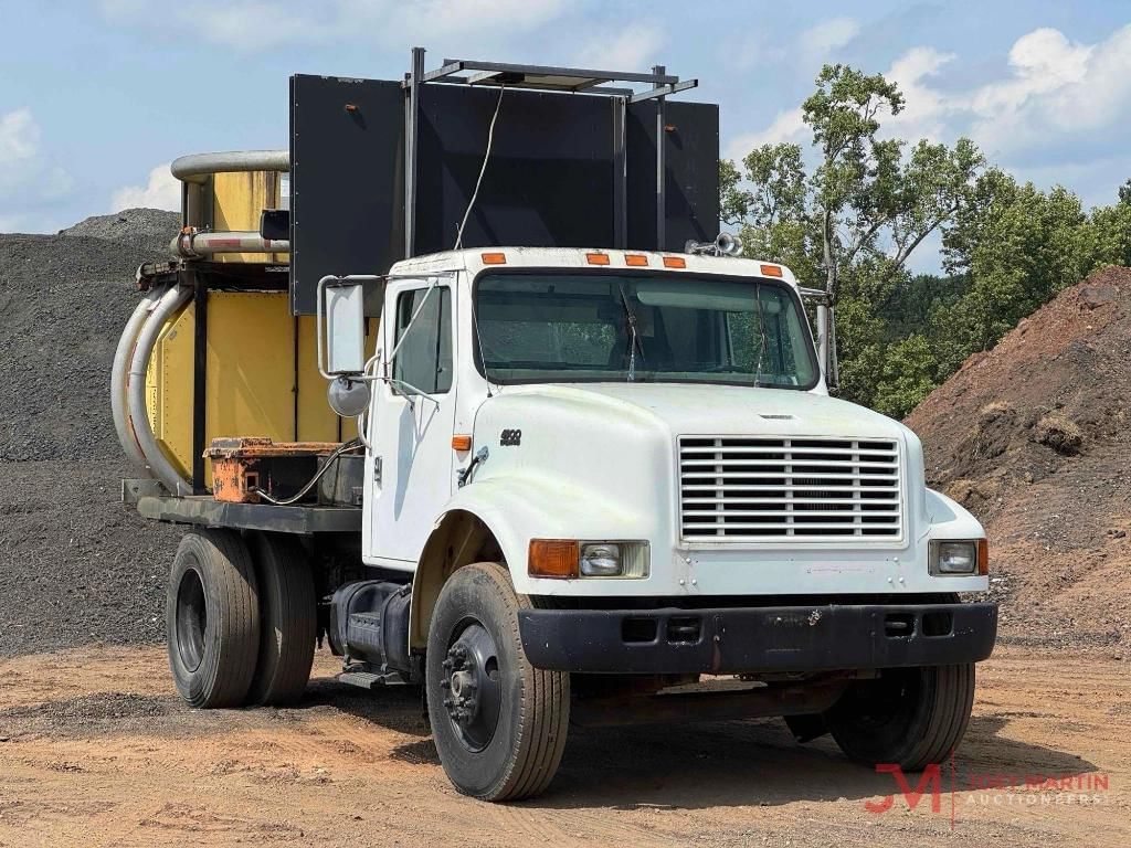 1999 International 4900 Equipment Image0