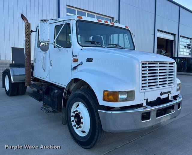 Image of International 4900 equipment image 2