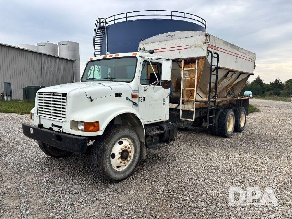 1999 International 4900 Equipment Image0