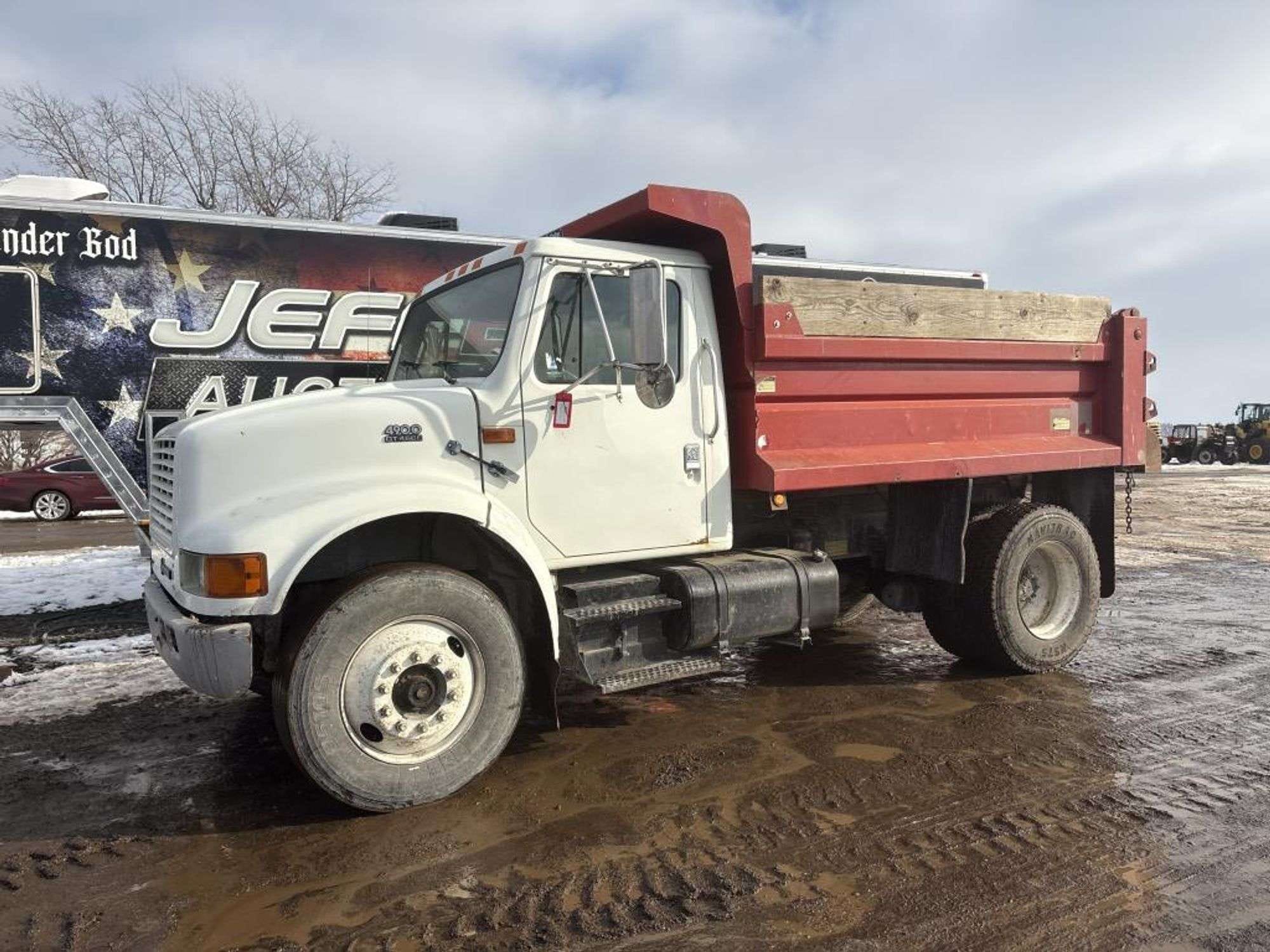 1999 International 4900 Equipment Image0