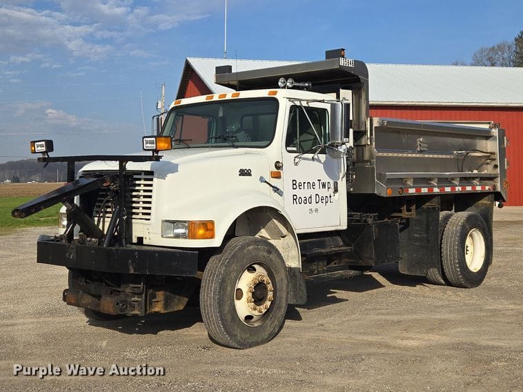1999 International 4900 Equipment Image0