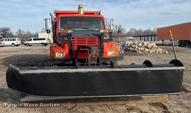 Image of International 4900 equipment image 1