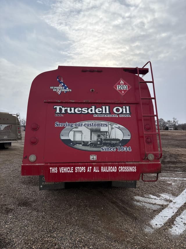 Image of International 4900 equipment image 2