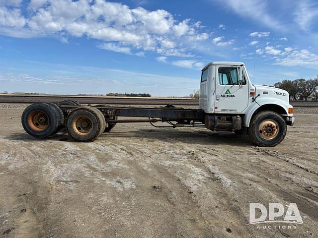 Image of International 4900 equipment image 3