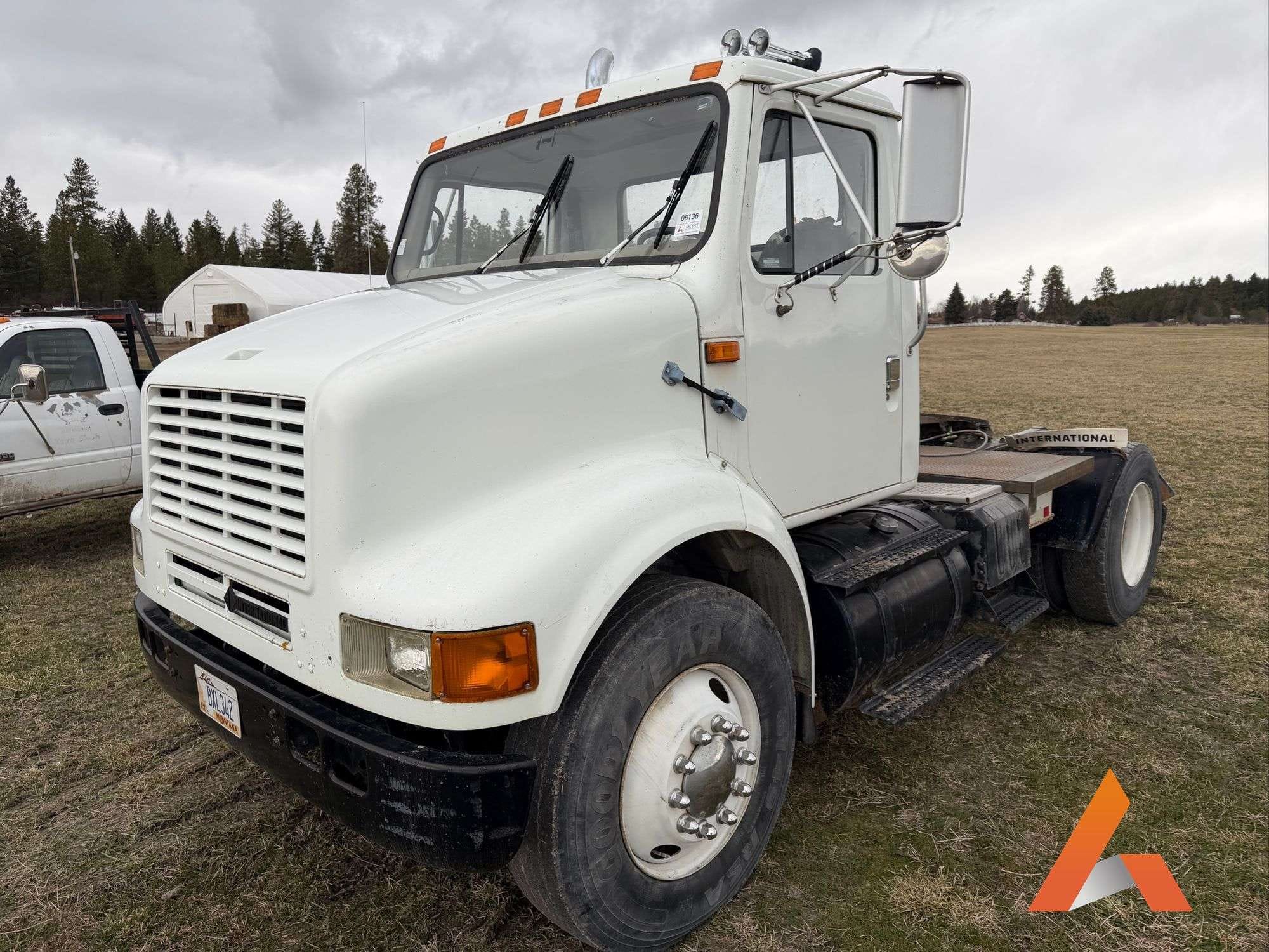 1999 International 8000 Equipment Image0