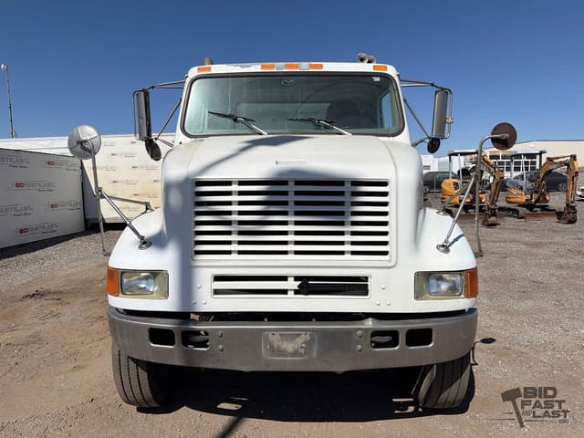 Image of International 8100 equipment image 1