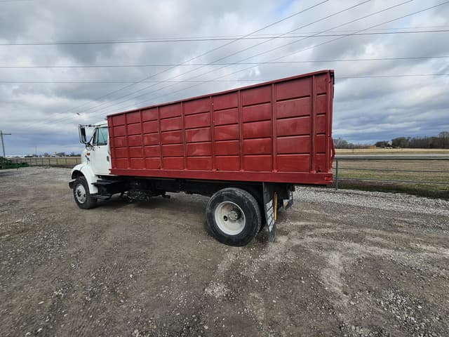 Image of International 8100 equipment image 4