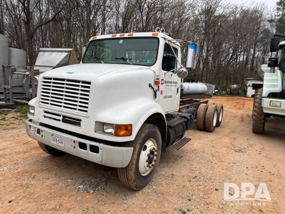1999 International 8100 Equipment Image0