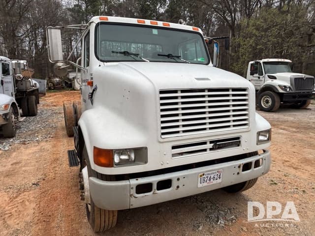 Image of International 8100 equipment image 3