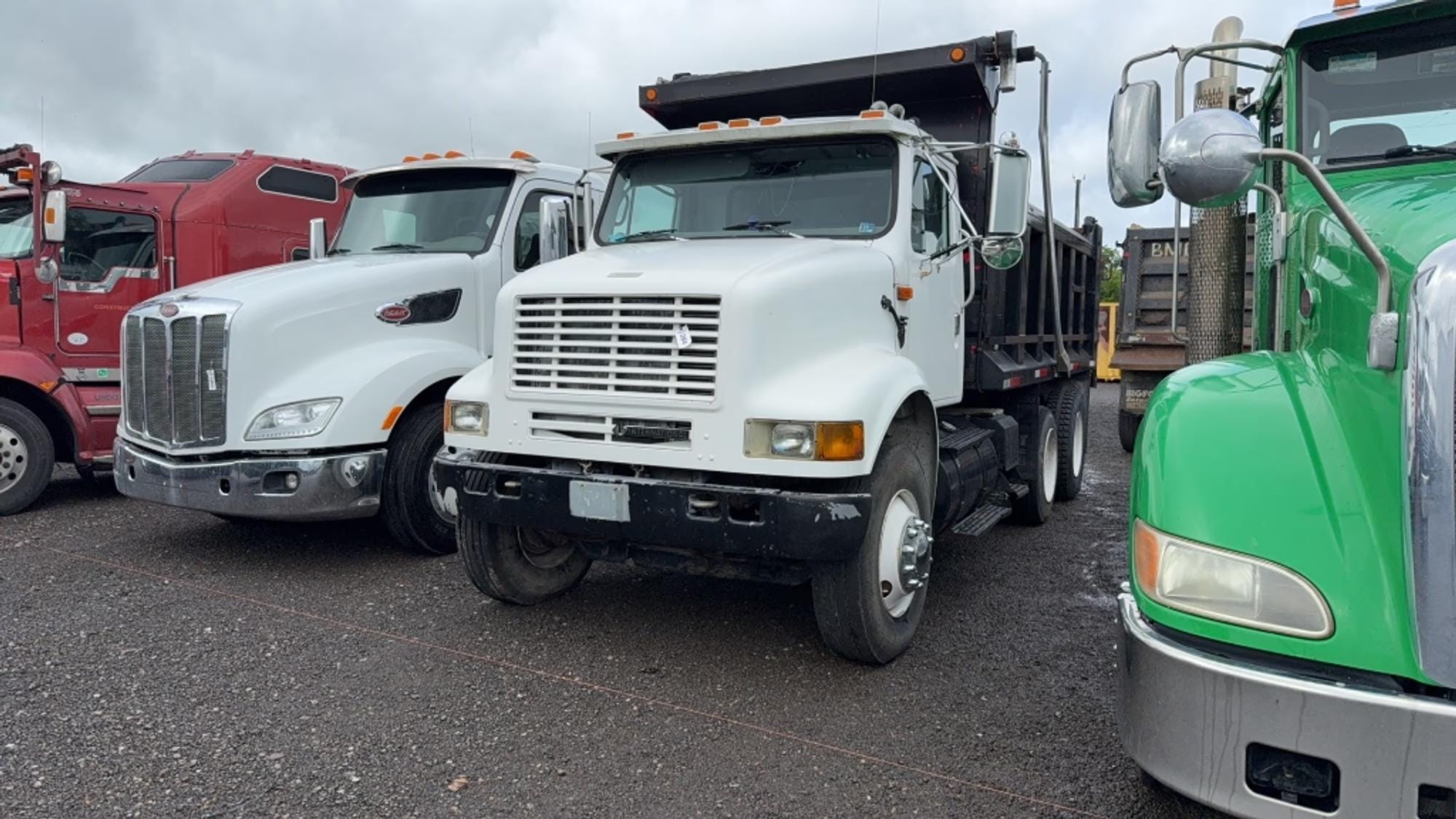 1999 International 8100 Equipment Image0