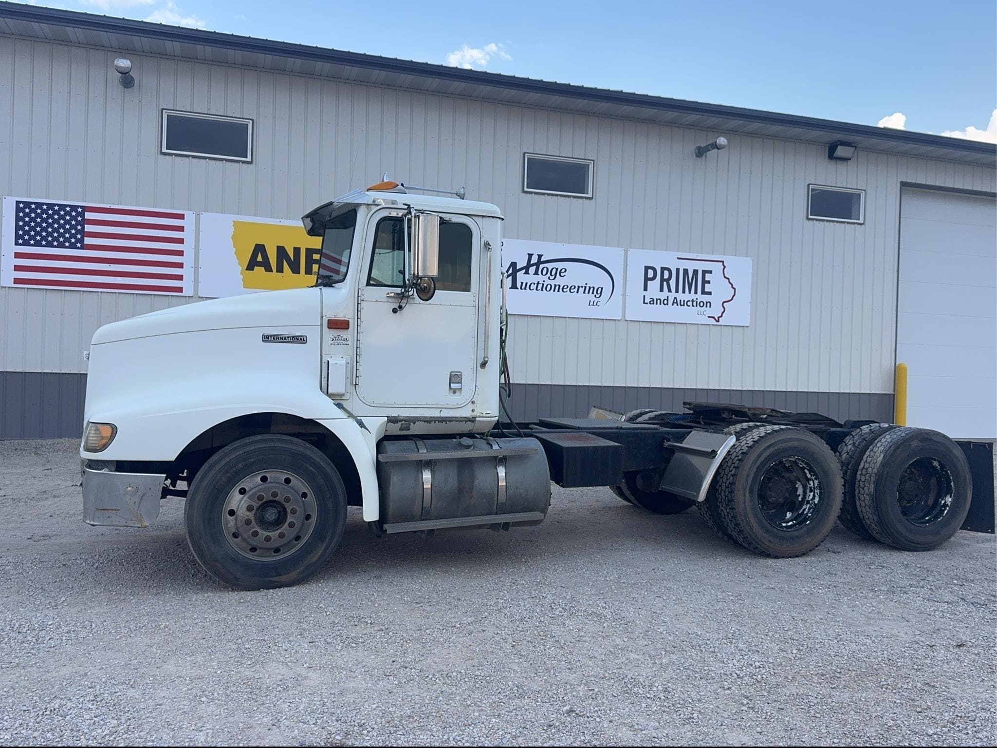 1999 International 9200 Equipment Image0