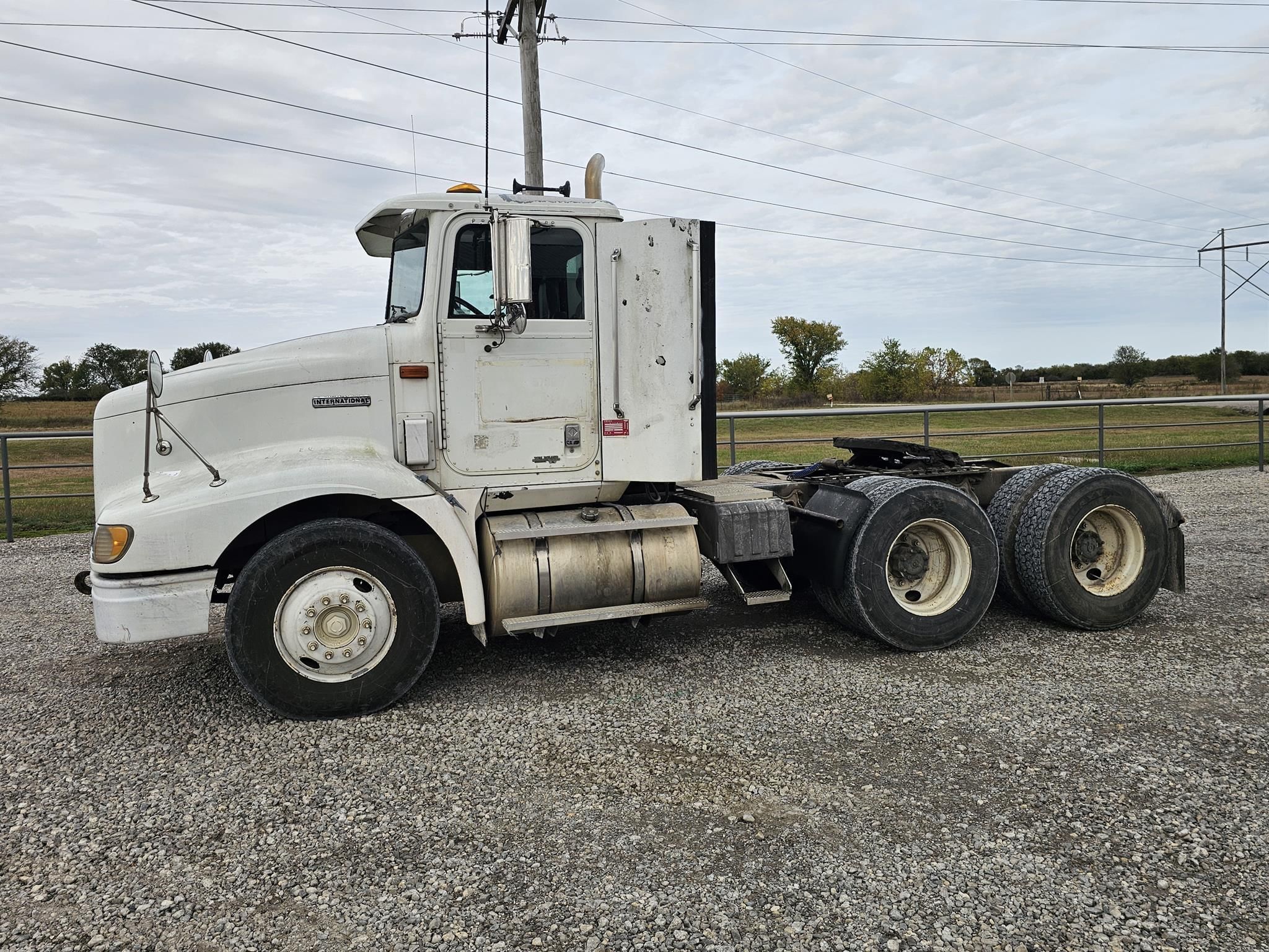 1999 International 9200 Equipment Image0