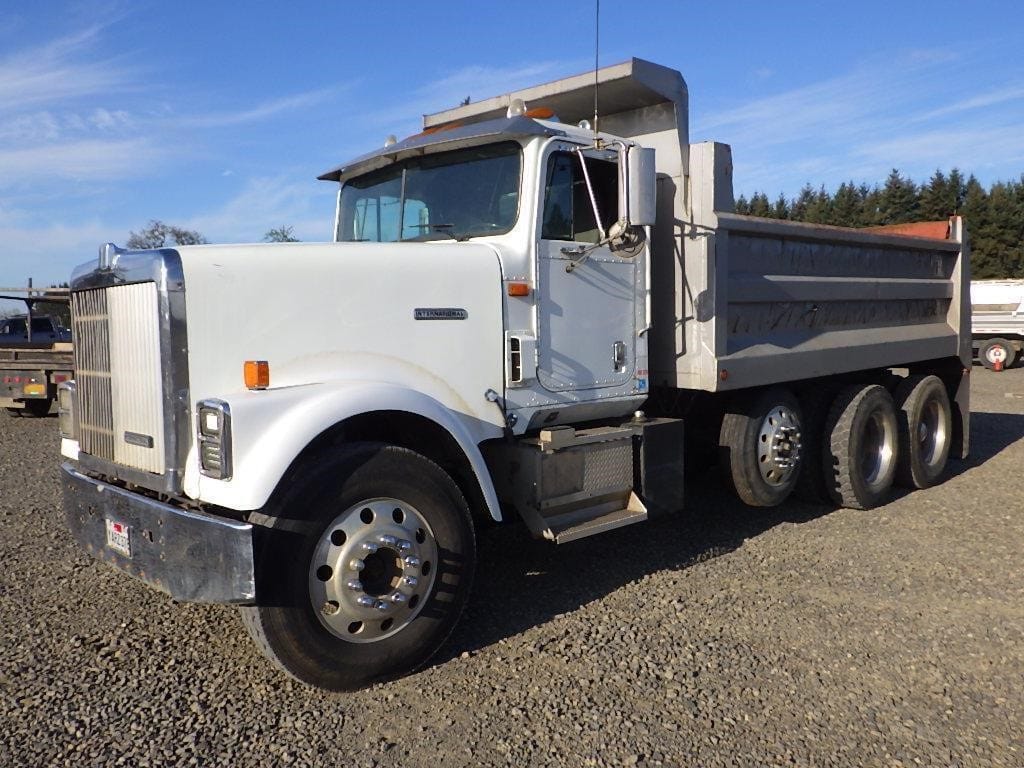 1999 International 9300 Equipment Image0