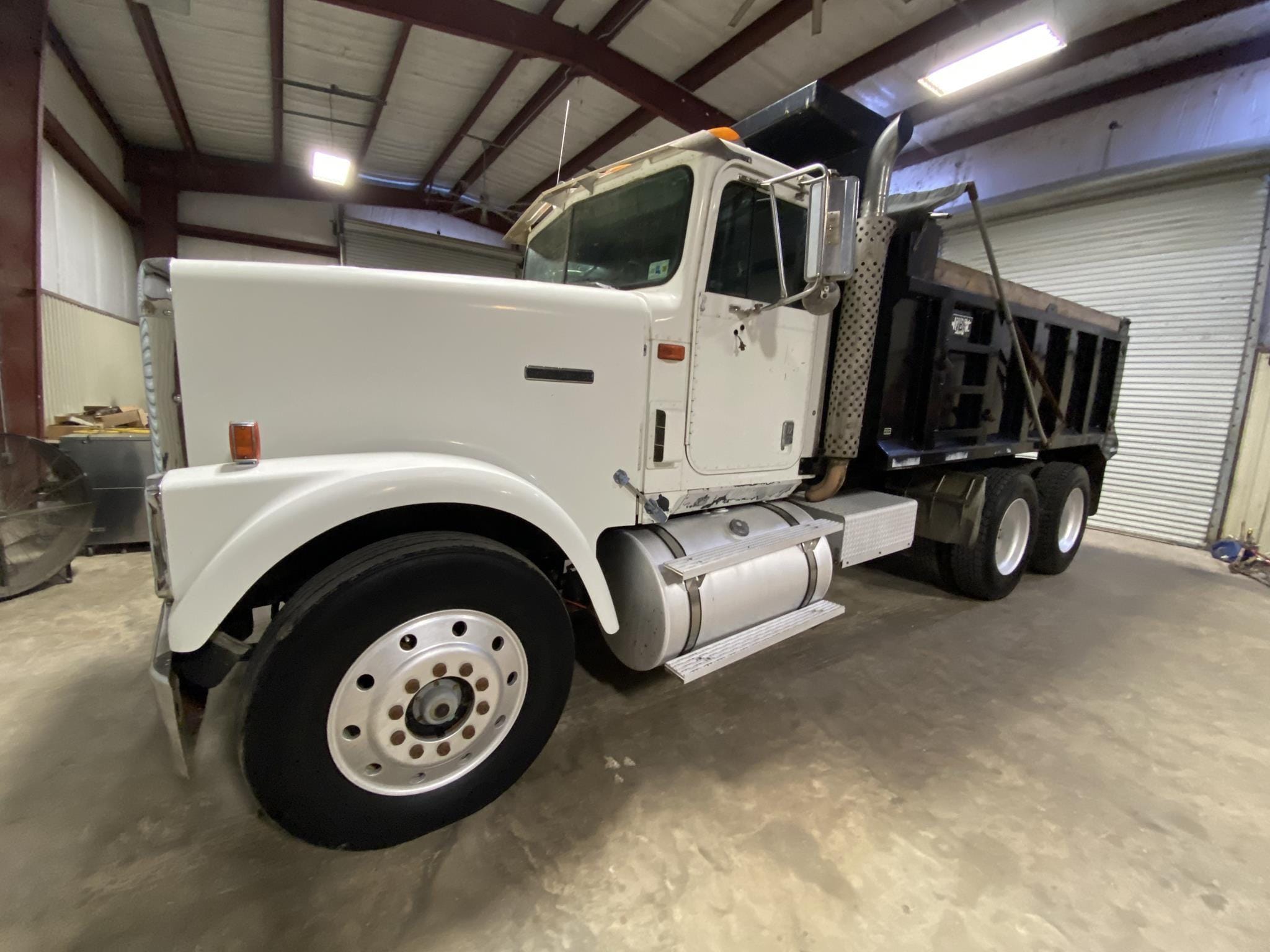 1999 International 9300 Equipment Image0