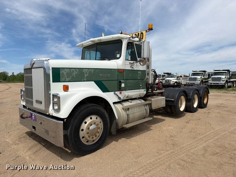 1999 International 9300 Equipment Image0