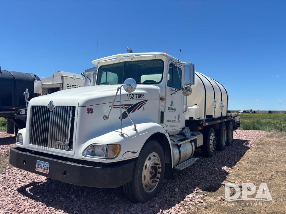 1999 International 9400 Equipment Image0