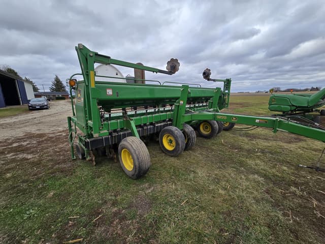 Image of John Deere 1530 equipment image 1