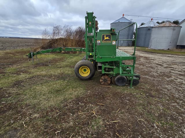 Image of John Deere 1530 equipment image 4