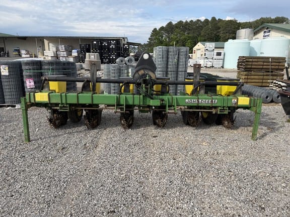 1999 John Deere 1700 Equipment Image0