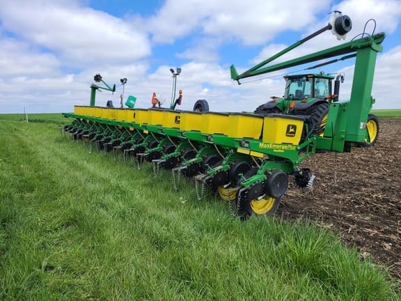 Main image John Deere 1770