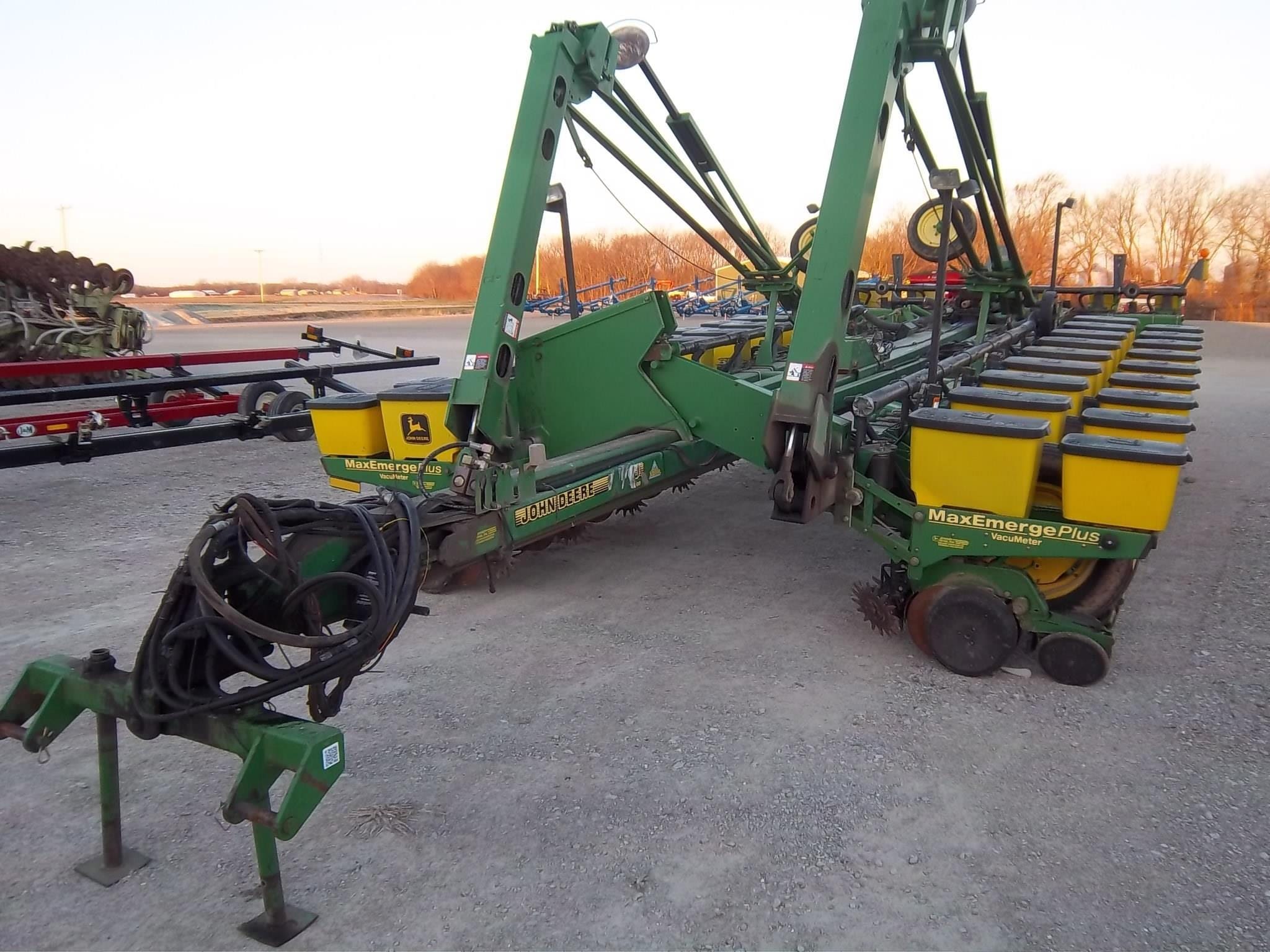 1999 John Deere 1770 Equipment Image0