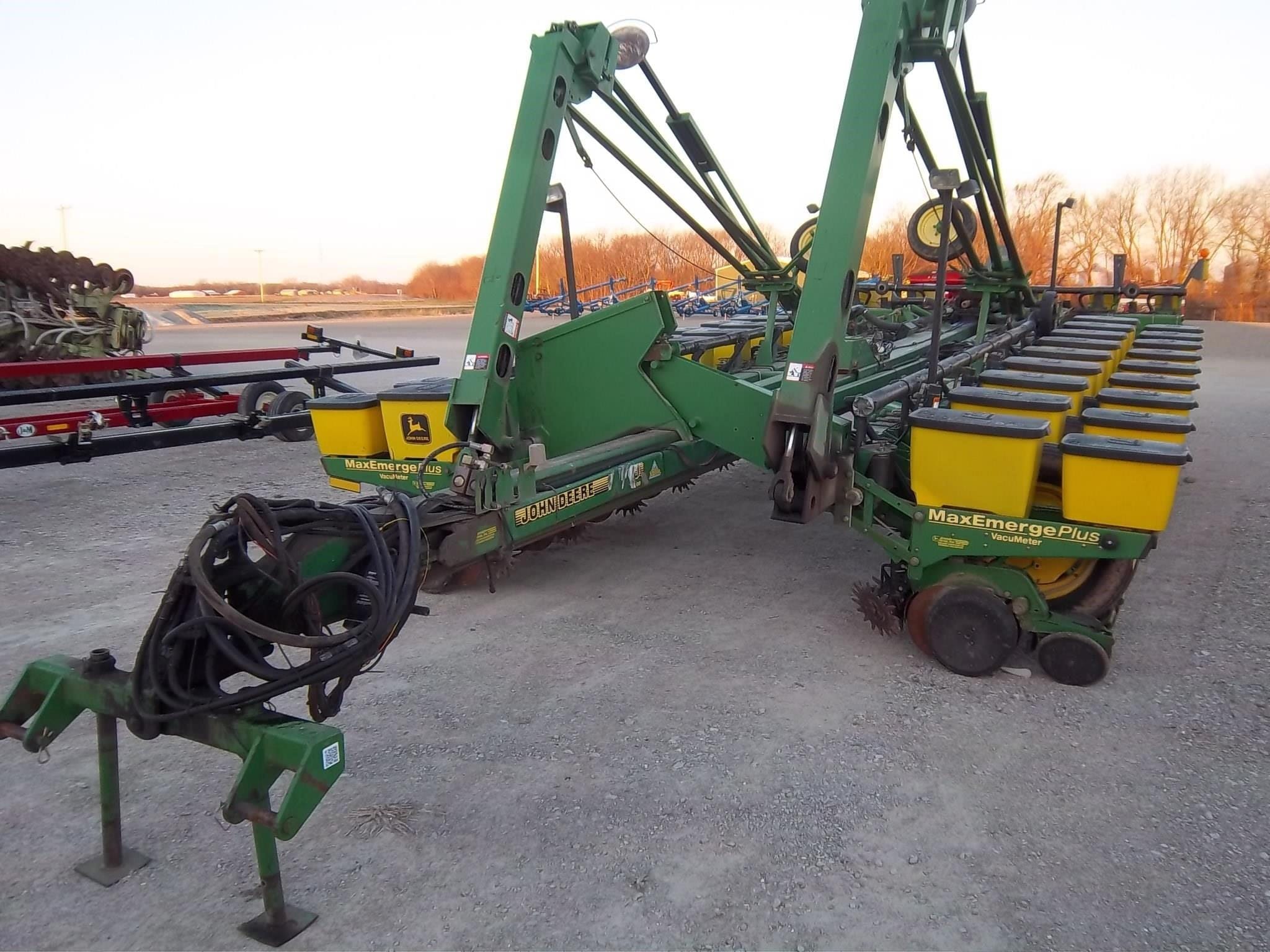 1999 John Deere 1770 Equipment Image0