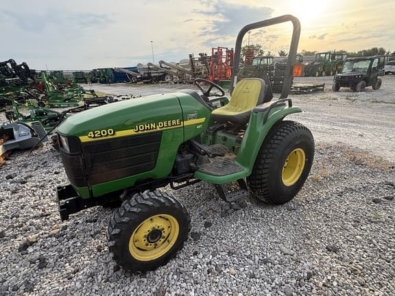 1999 John Deere 4200 Equipment Image0