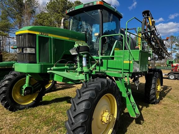 Image of John Deere 4700 equipment image 1