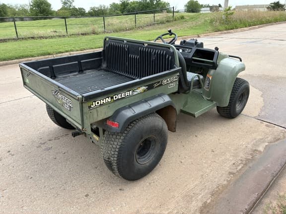 Image of John Deere Gator 4X2 equipment image 4