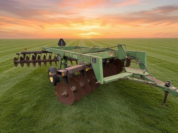 1999 John Deere 670 Equipment Image0