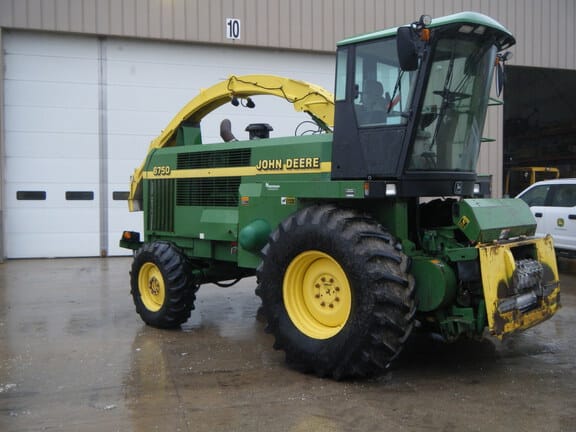1999 John Deere 6750 Equipment Image0