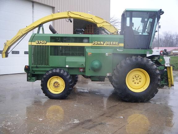 Image of John Deere 6750 equipment image 2